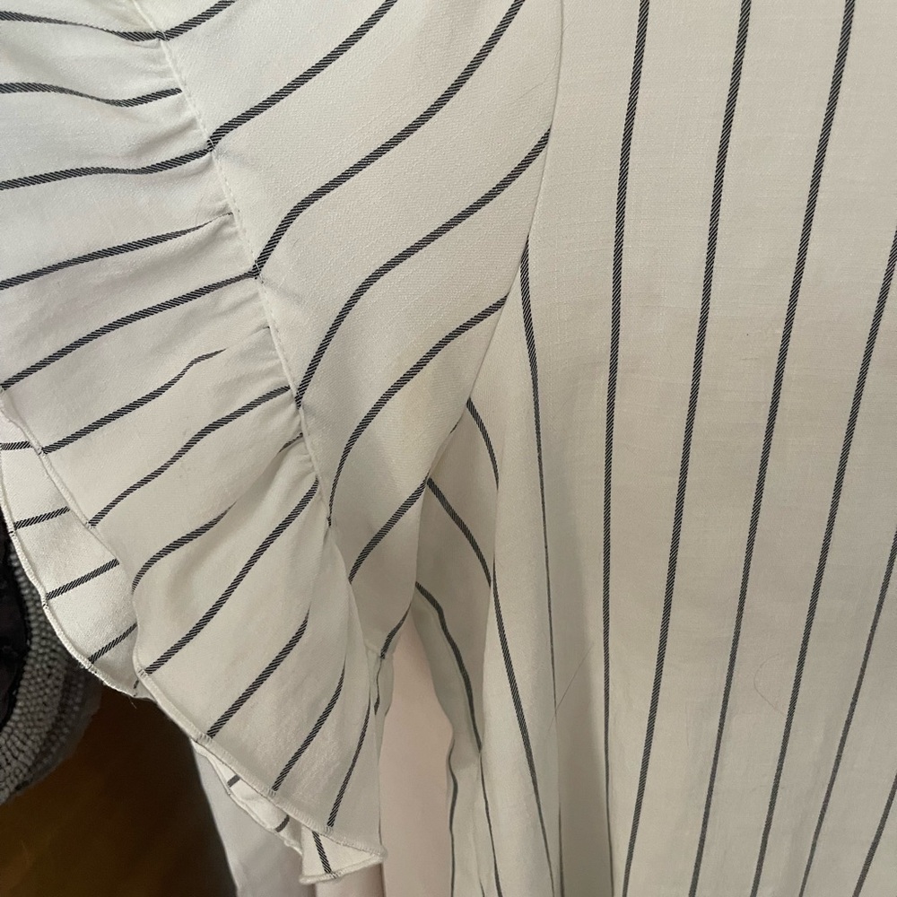 Knox Rose Black and White Flutter Sleeve Blouse - Picture 5 of 5